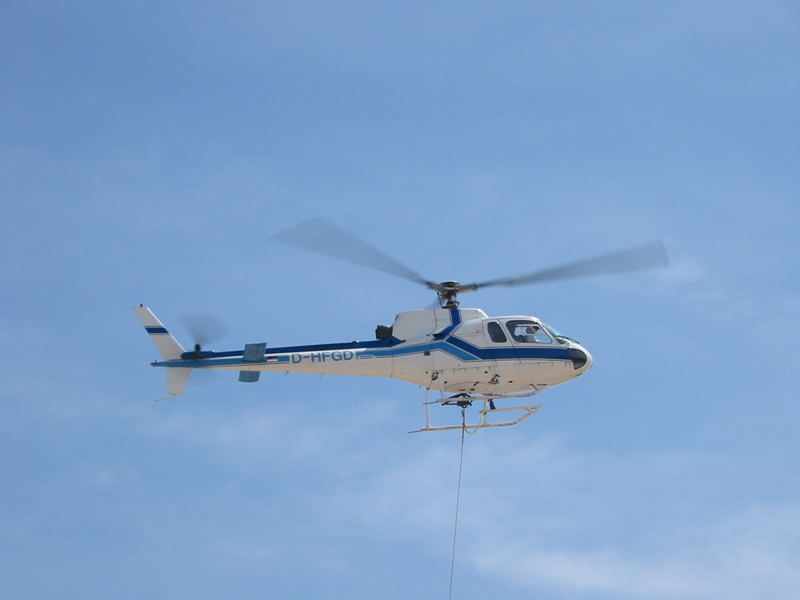 Hubschrauber_mit_Seilwinde