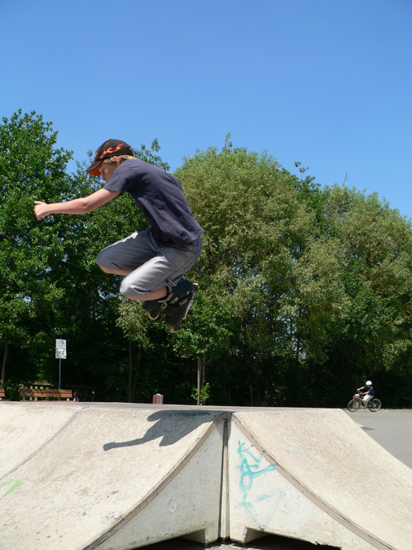 Junge_mit_Inline_Skates_Combi_Pipe_KM3