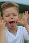 Junge_Erdbeerfeld_5058