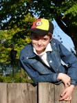 Klettern_Zaun_Junge_KM05