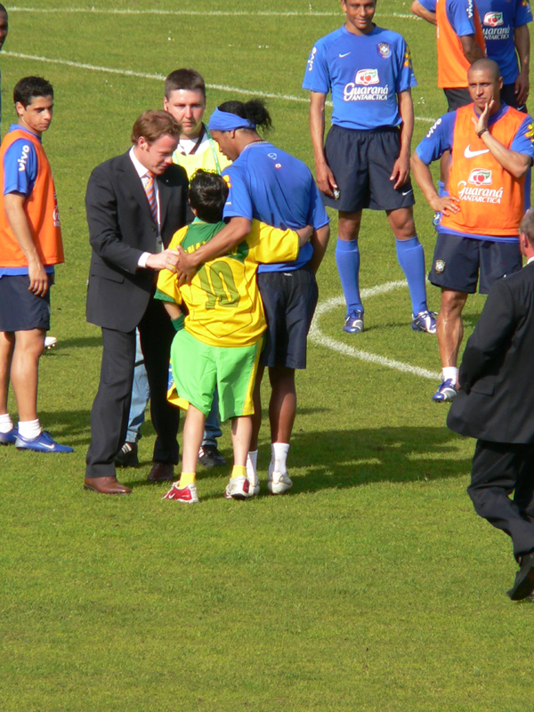 Brasilien_Ronaldinho_und_kleiner_Fan_2